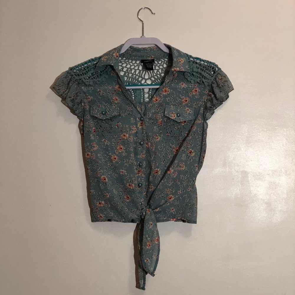 Blue flower belly shirt. 💙🌷